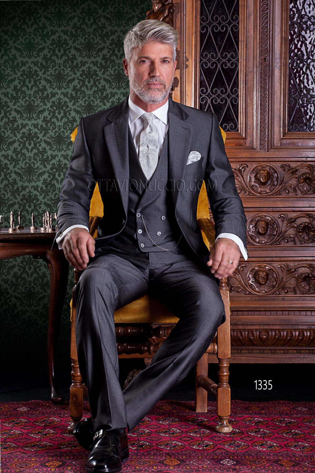 Богатый мужской костюм