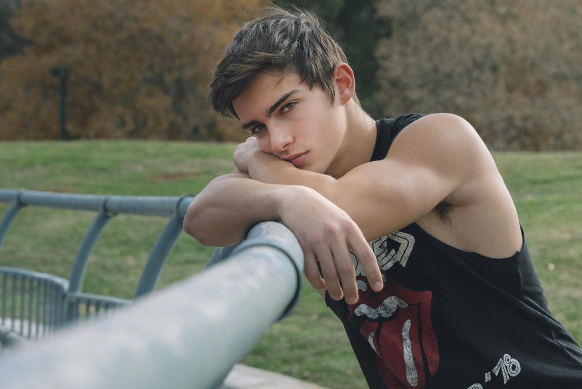 Молодые красивые парни подростки