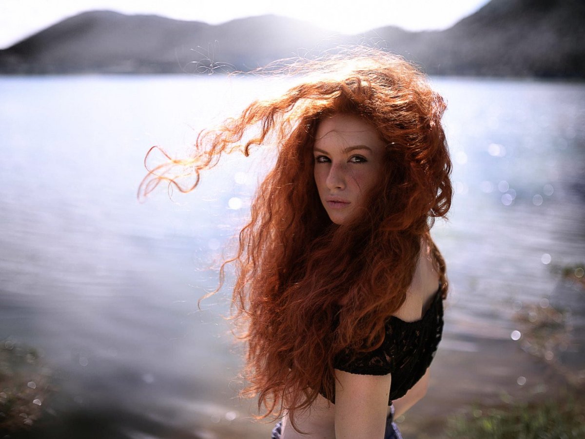 Девушка с рыжими кудрями