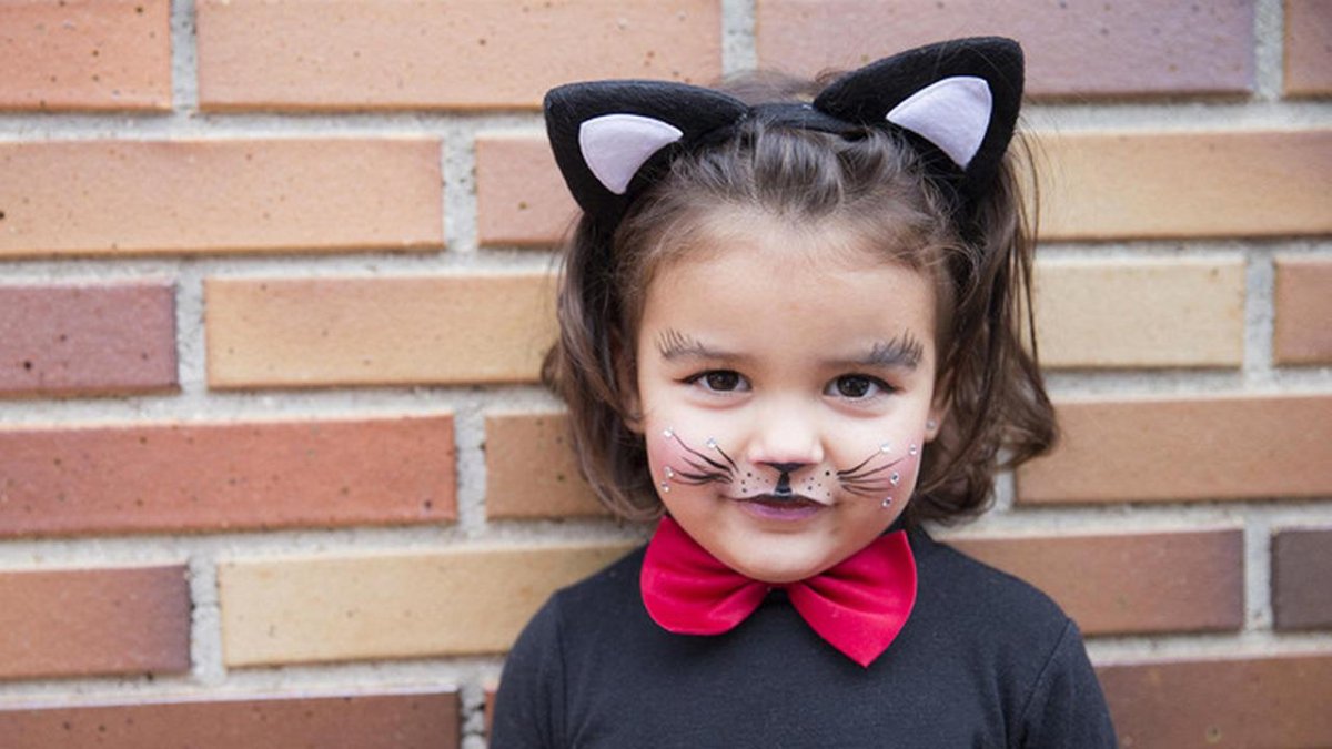 Мордочка кота на лице ребенка