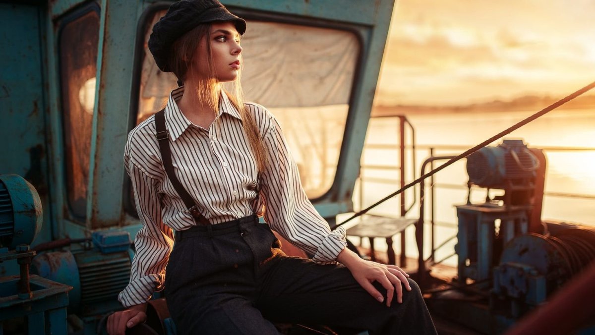 Девушка с подтяжками ретро