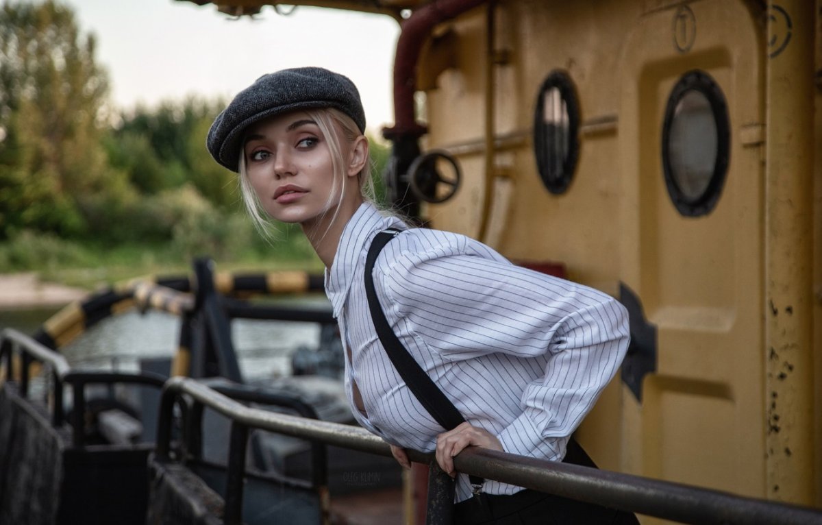 Девушка в кепке с подтяжками