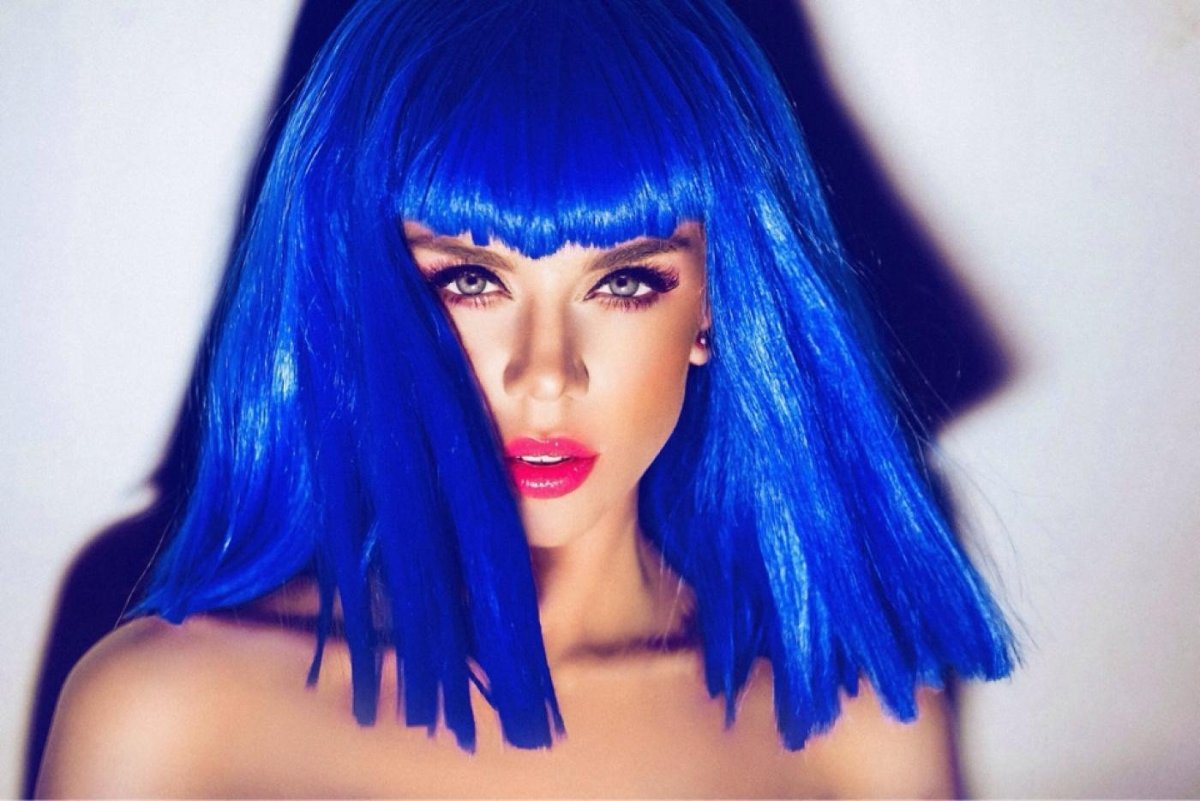Девушка в парике с голубыми волосами
