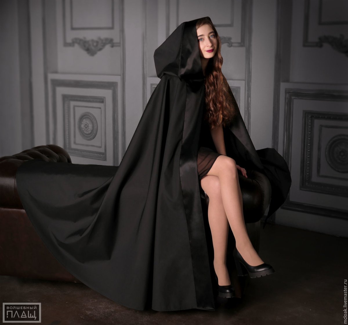 Шелковая накидка с капюшоном