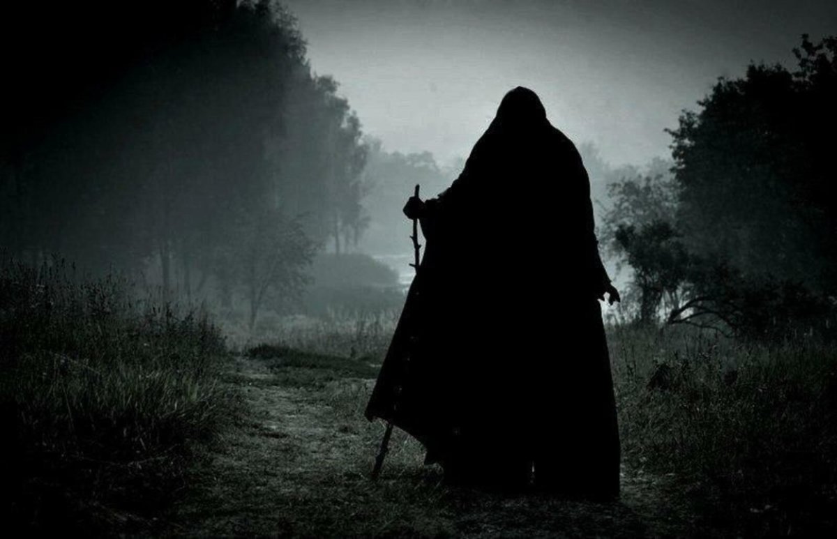 Женщина в черном плаще