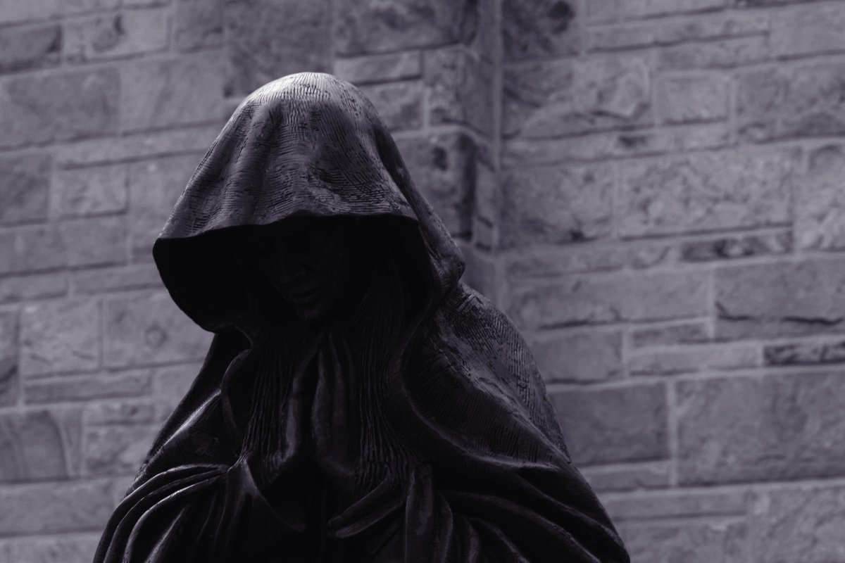 Человек в плаще с капюшоном