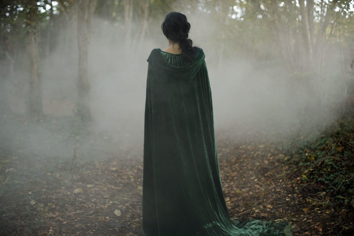 Женщина в плаще с капюшоном