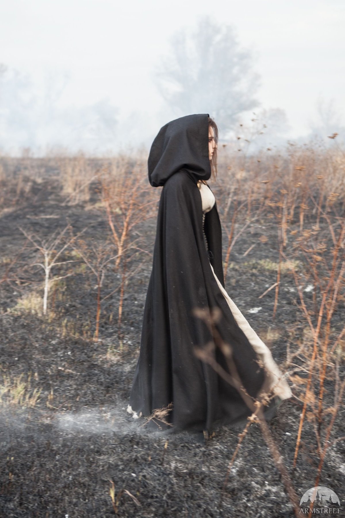 Девушка в мантии