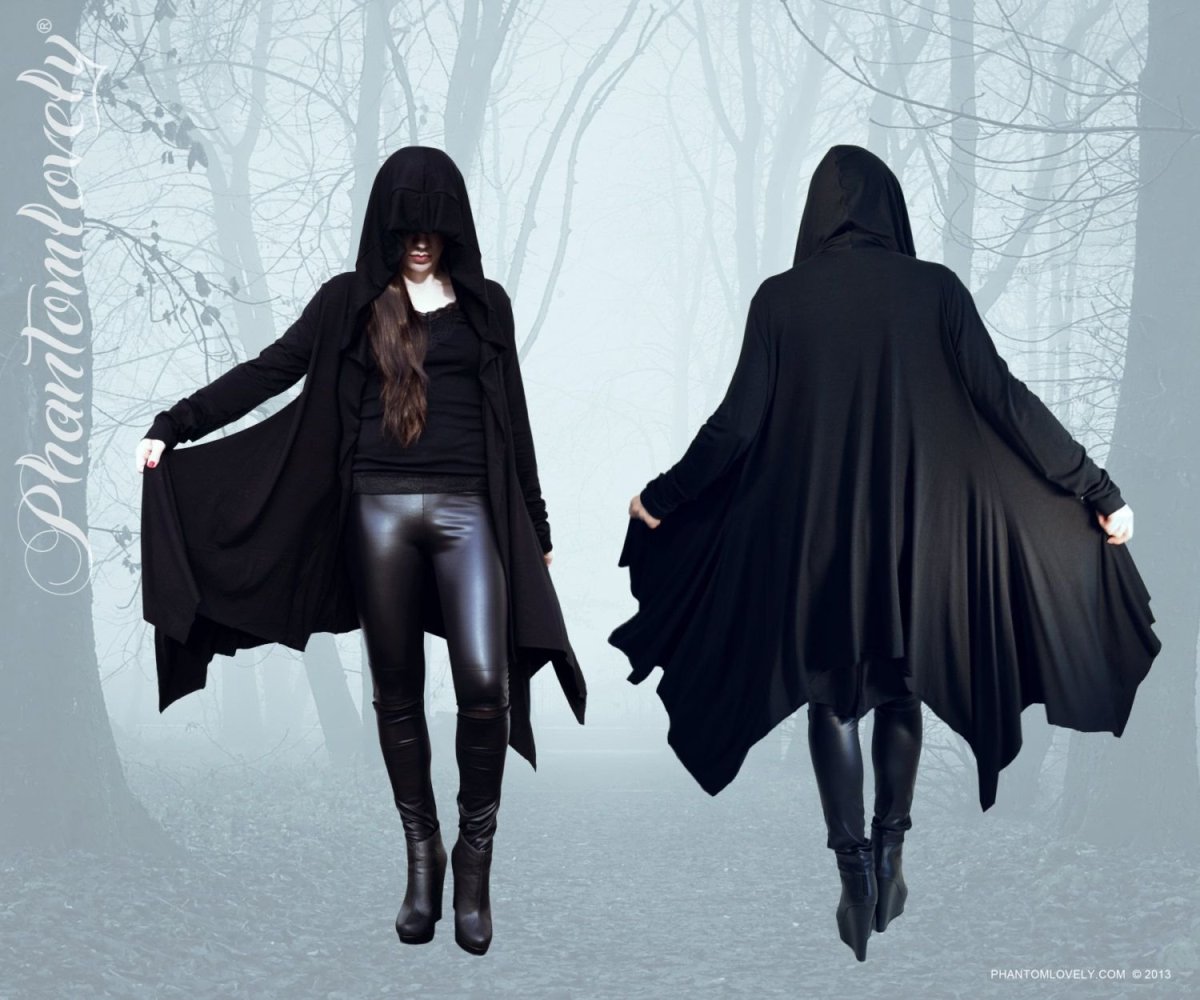 Человек в накидке с капюшоном