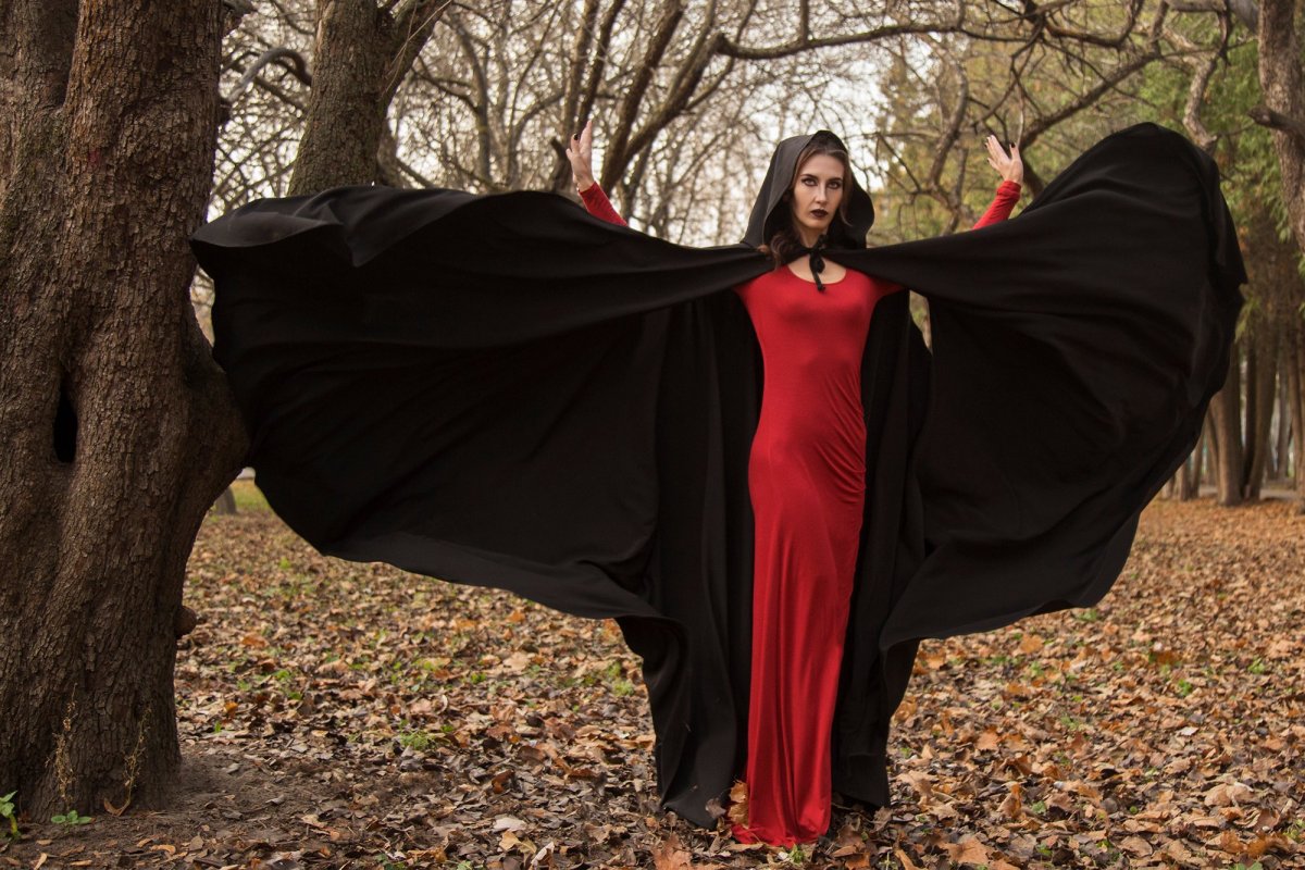 Девушка в мантии