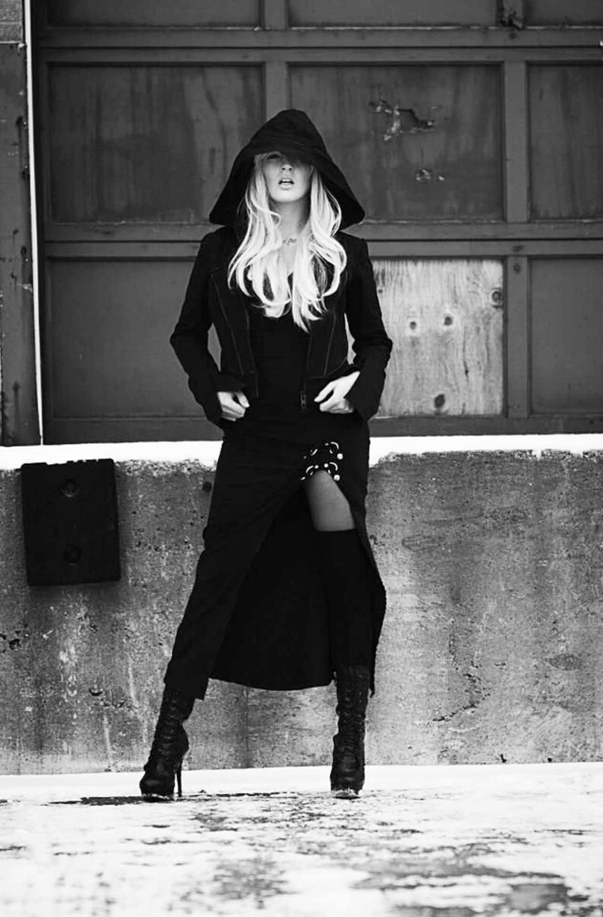 Блондинки в черной одежде