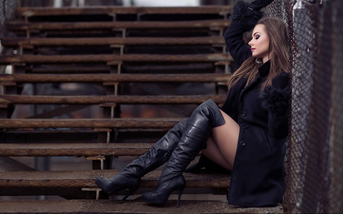 Мила Сивацкая в высоких сапогах