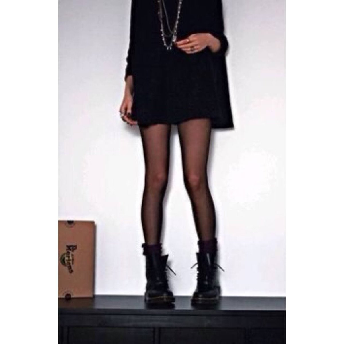 Чёрное платье с доктор Мартинс