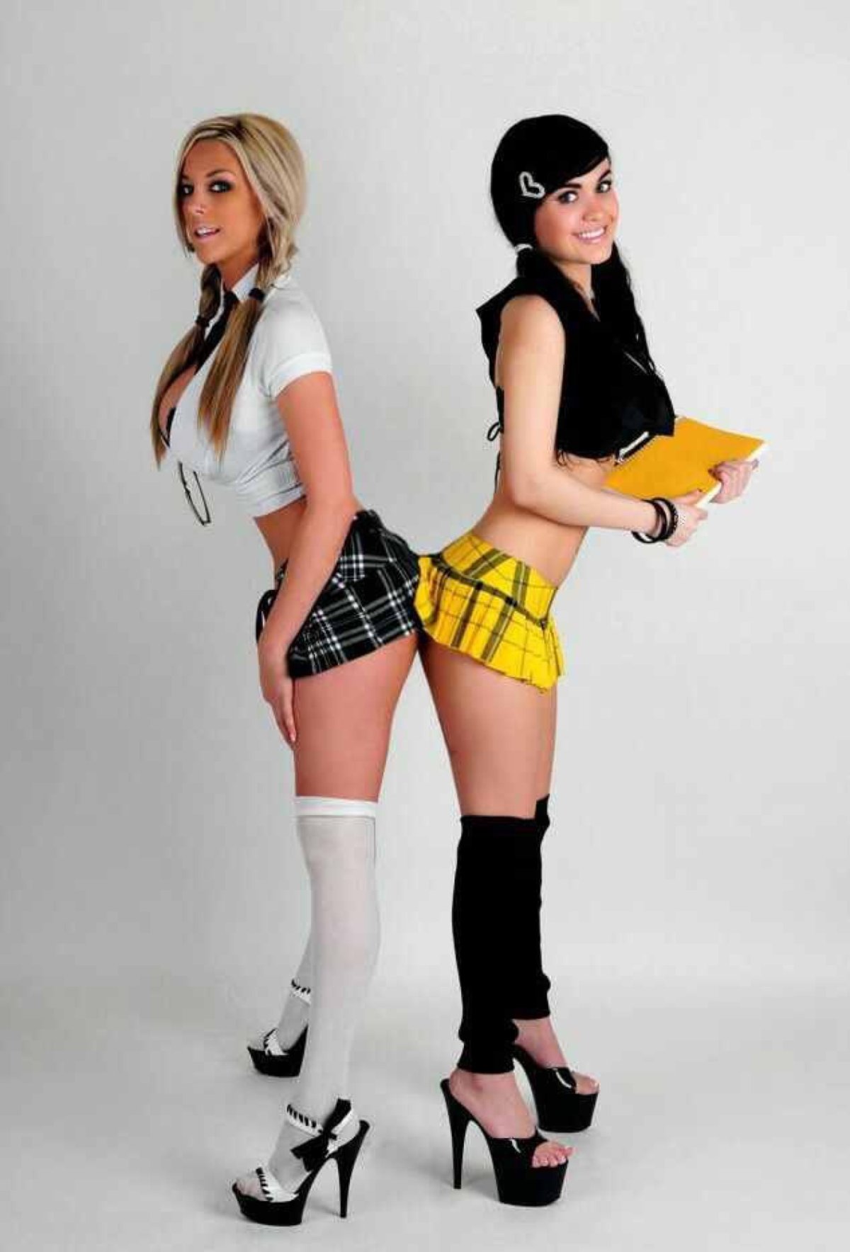 Школьницы в коротких юбочках