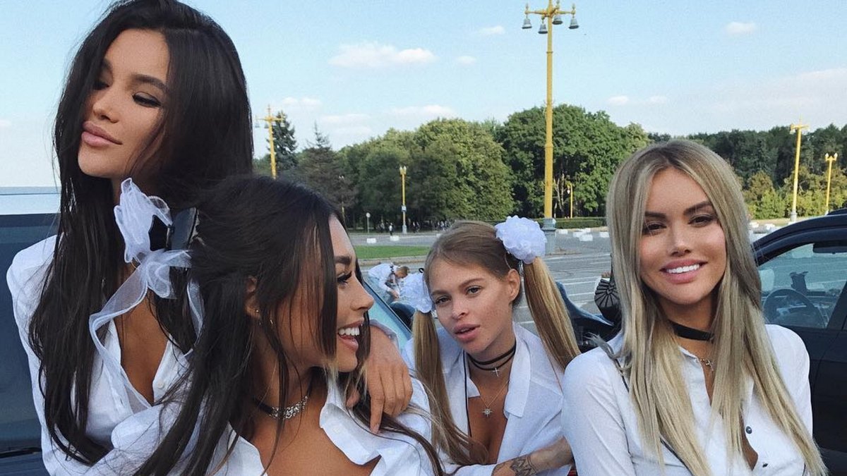 Выпускница блондинка