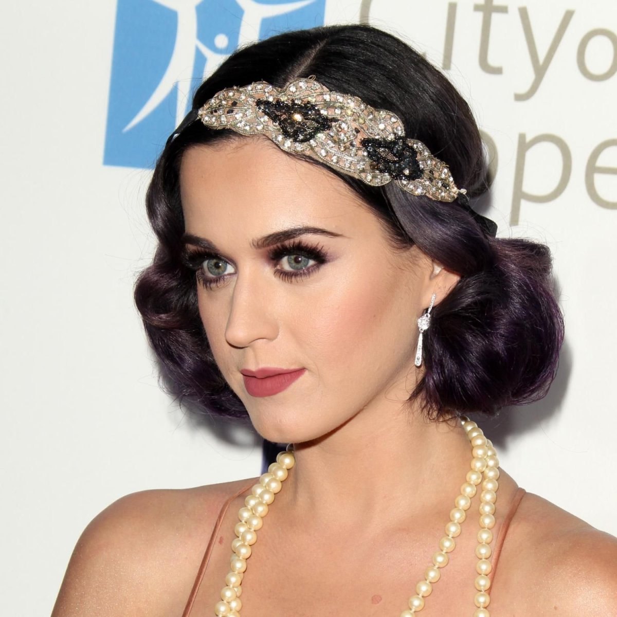 Прическа в стиле Гэтсби на длинные волосы