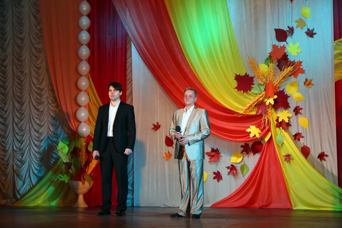 Украшение сцены на день учителя