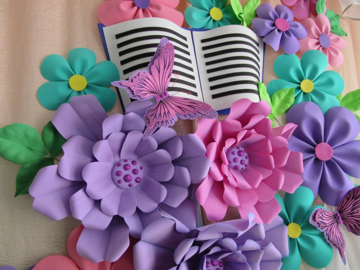 Объемные цветы для украшения зала в детском саду