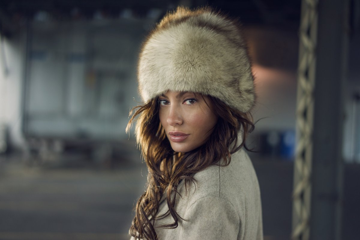 Анджелина Джоли в шапке ушанке