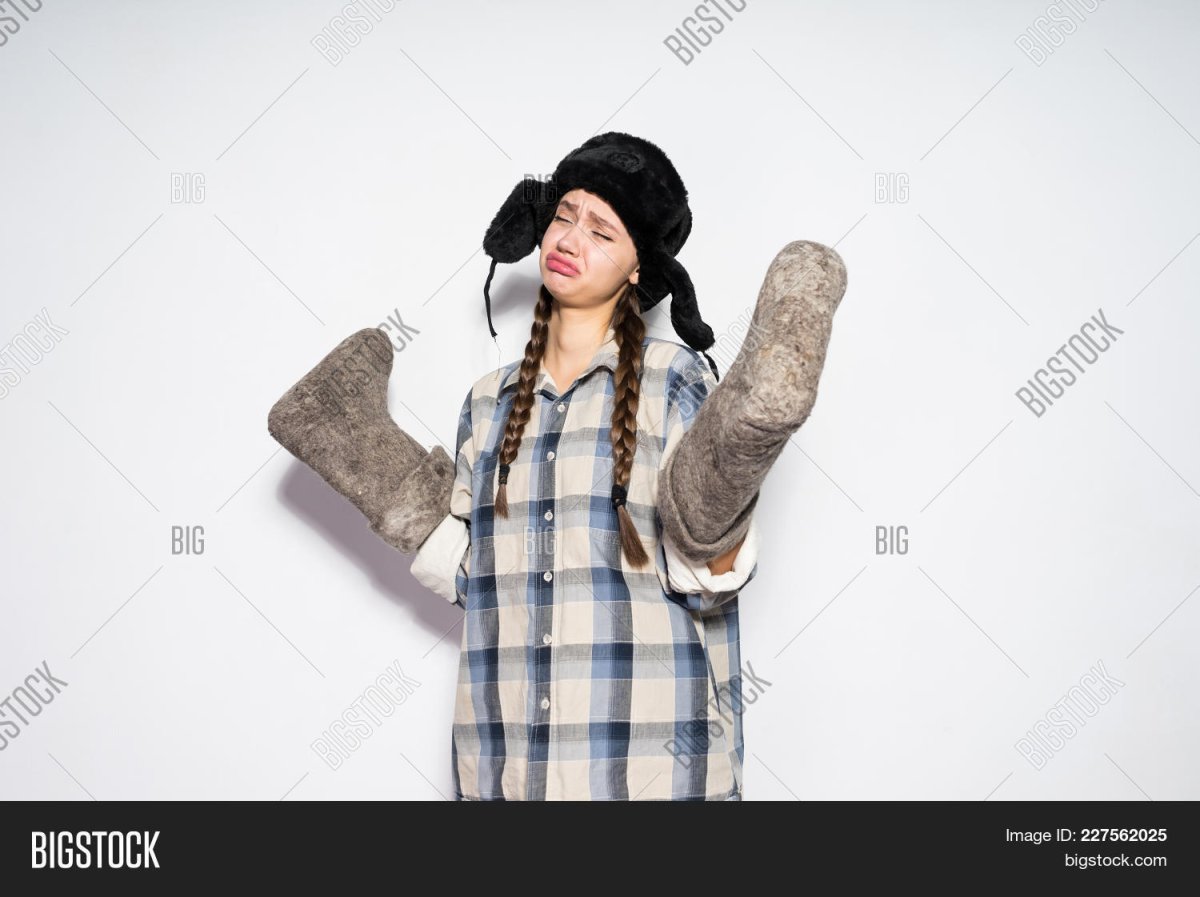 Девушка в валенках и шапке ушанке