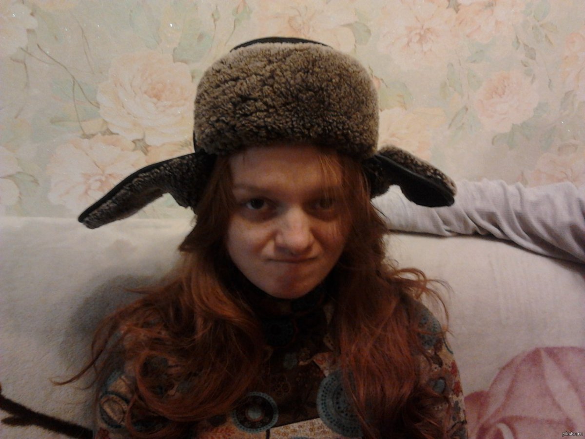 Девушки смешные в шапке ушанке