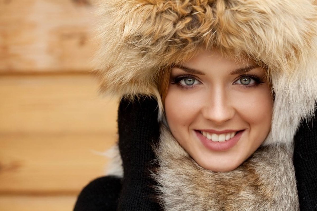 Красивая девушка в меховой шапке