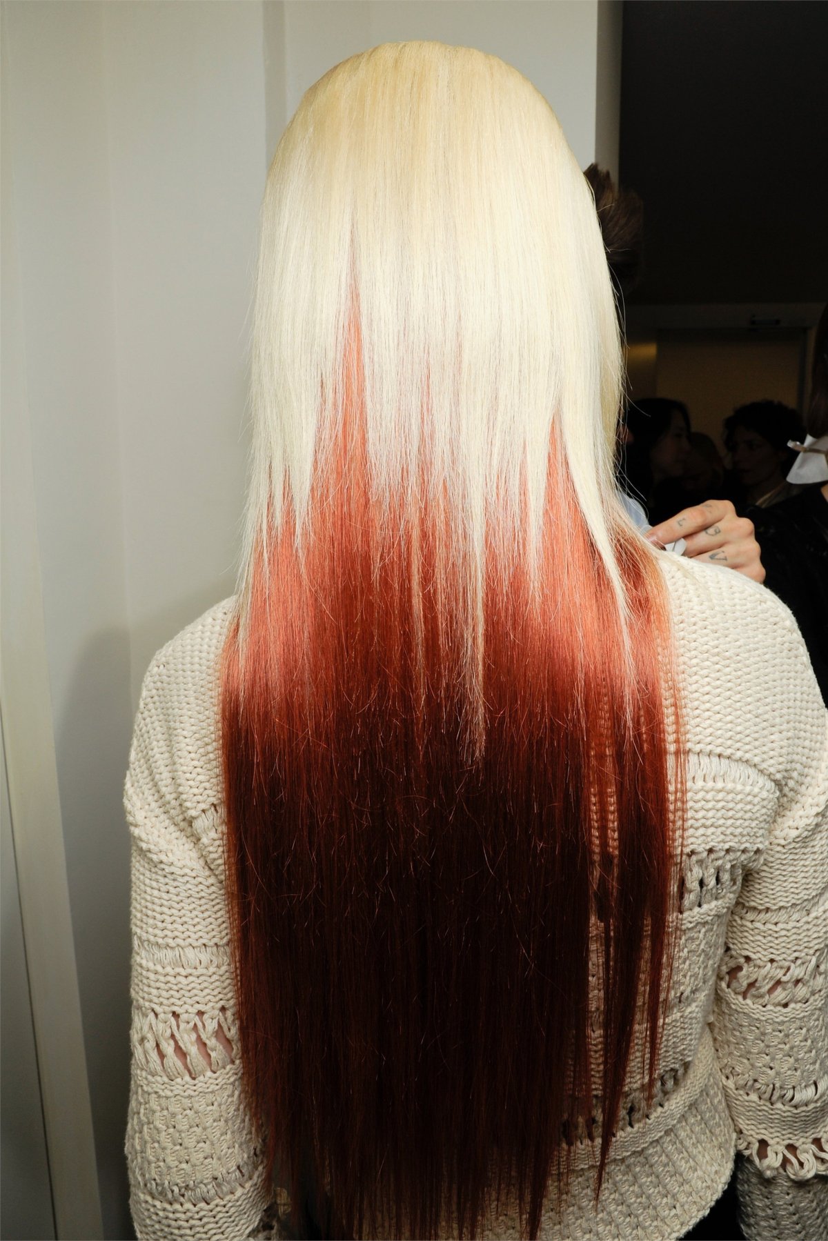 Рыжие волосы с белыми кончиками