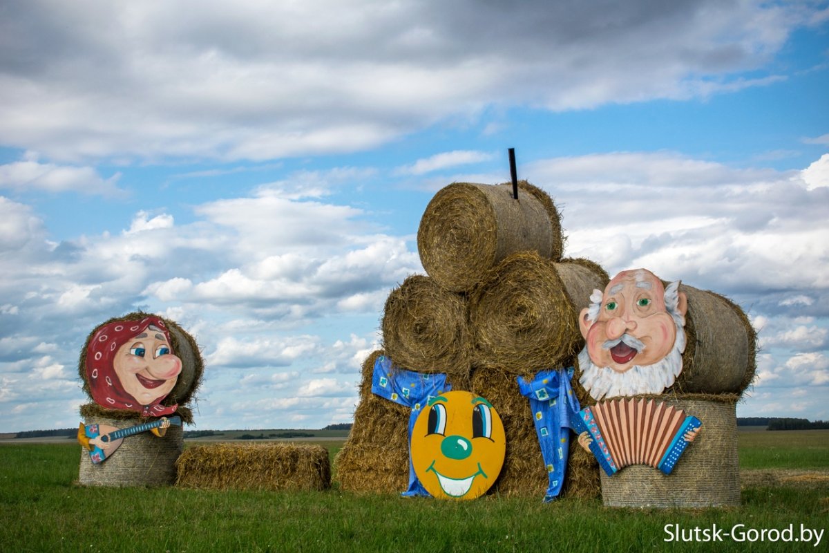 Из рулонов соломы