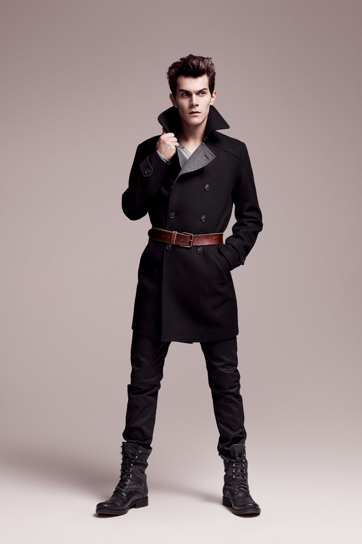 Парень модель в пальто