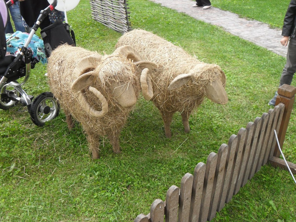 Фигуры из сена