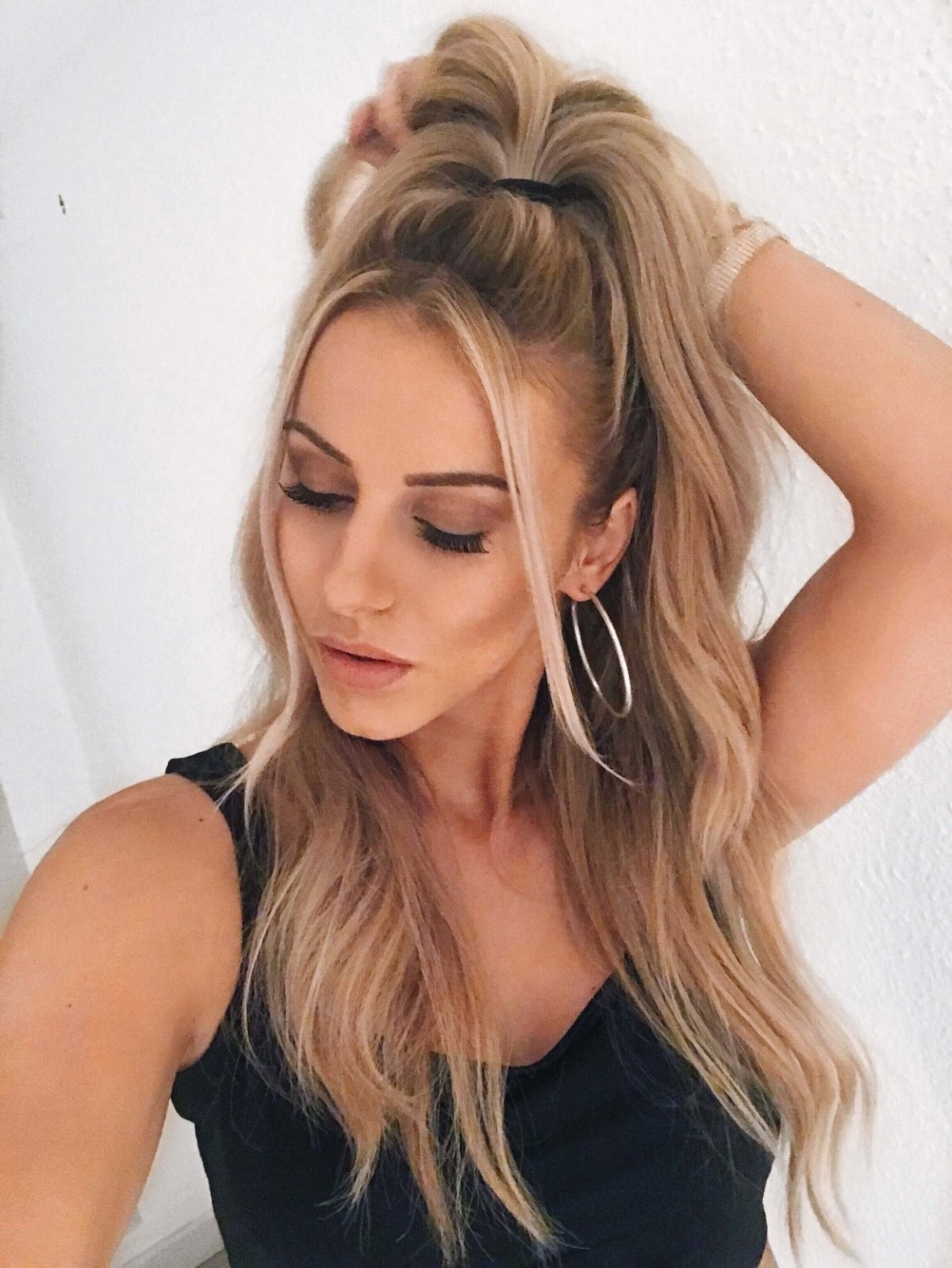 Хвост и распущенные волосы на макушке