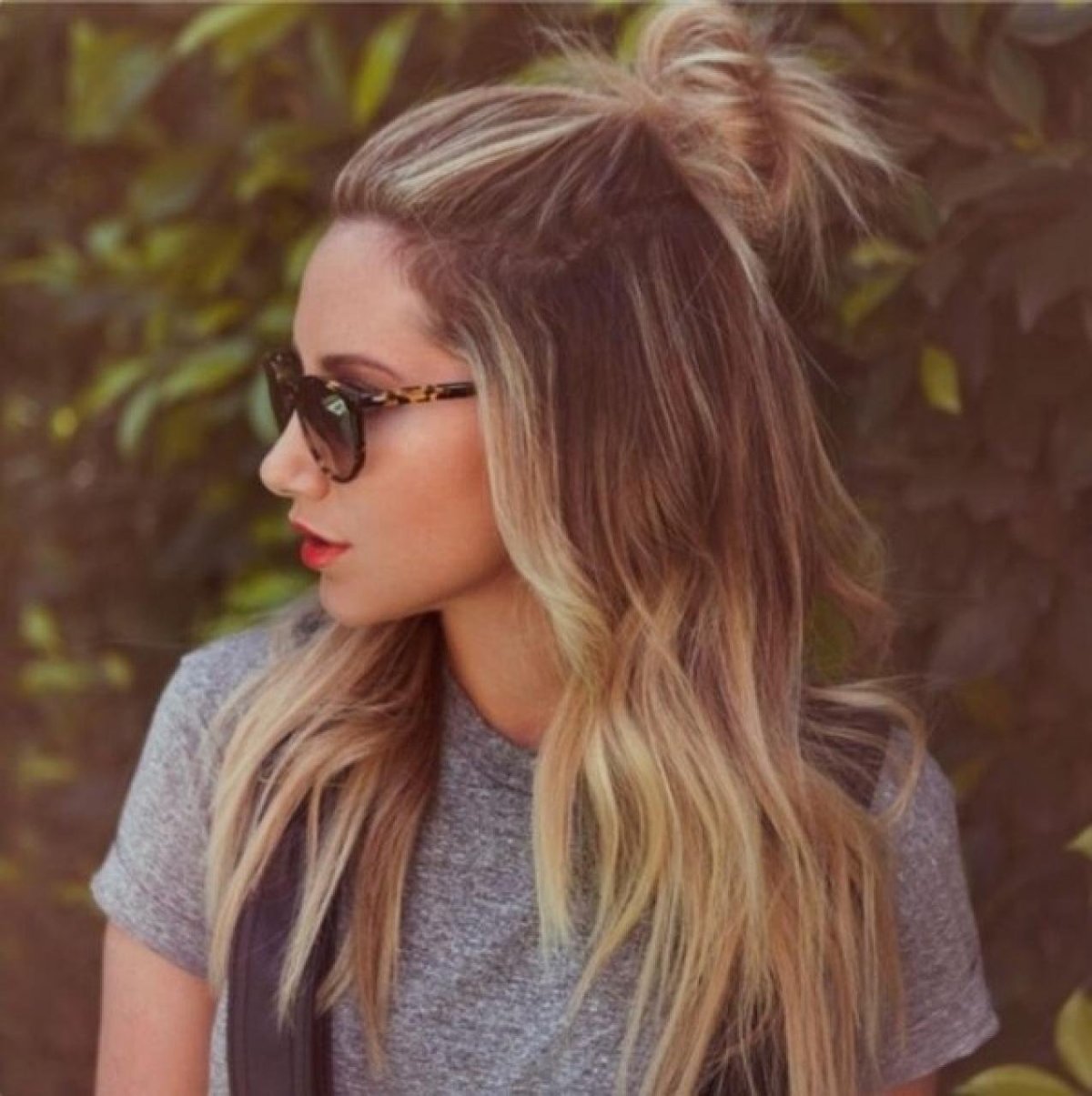 Пучок с распущенными волосами