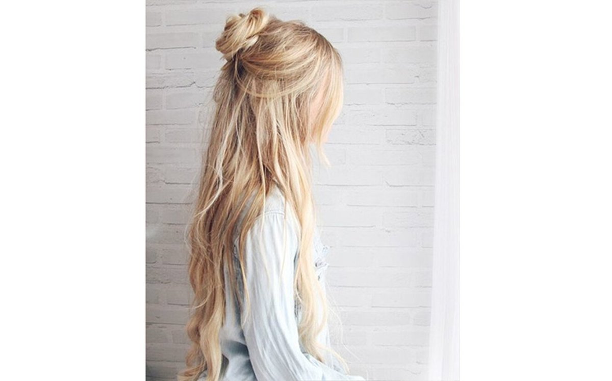 Распущенные волосы с хвостиком