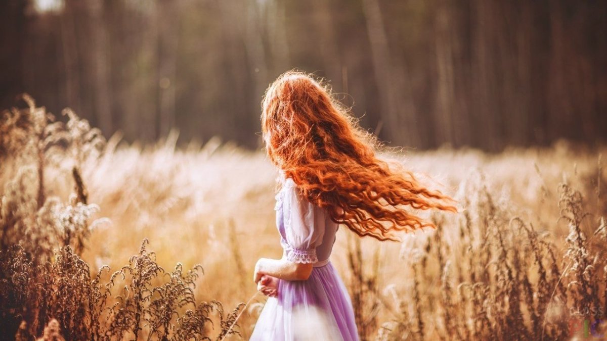 Девушка с рыжими волосами со спины