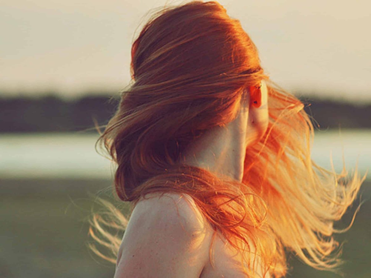 Рыжие волосы со спины