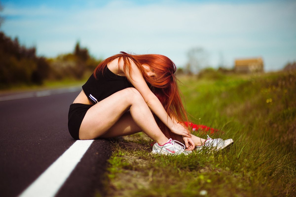 Рыжеволосая девушка со спины