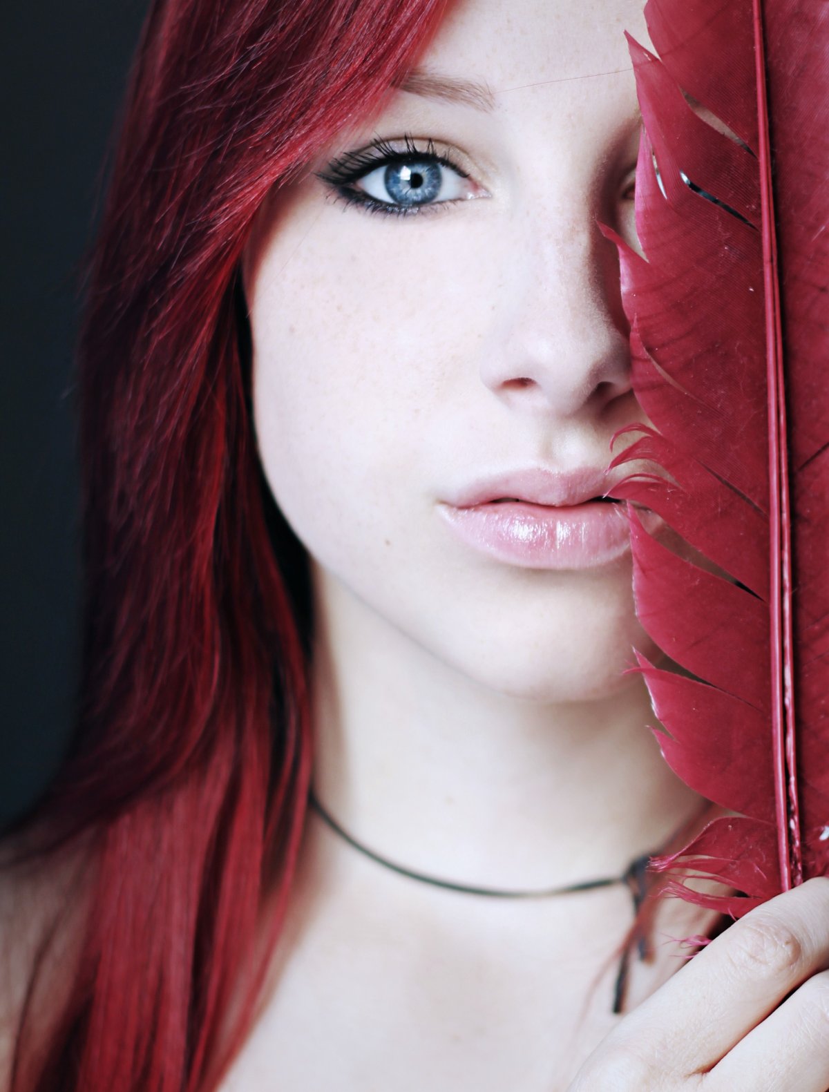 Красные волосы голубые глаза