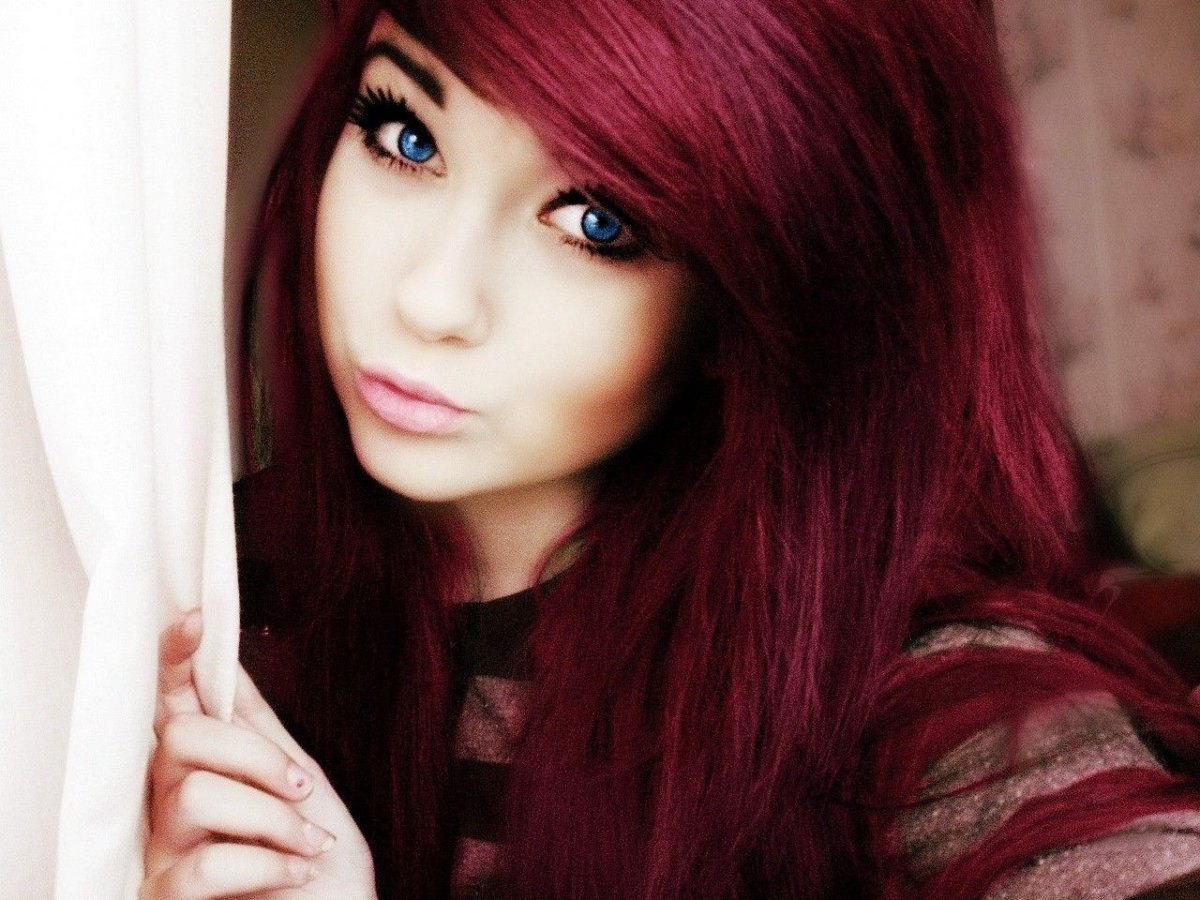 Школьница с темно-вишневыми волосами