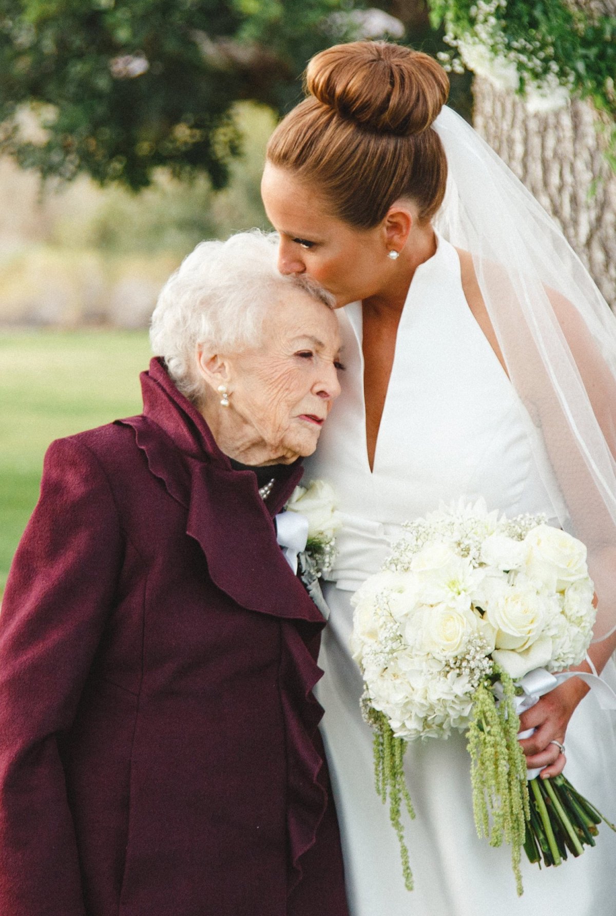 Старушка в свадебном платье