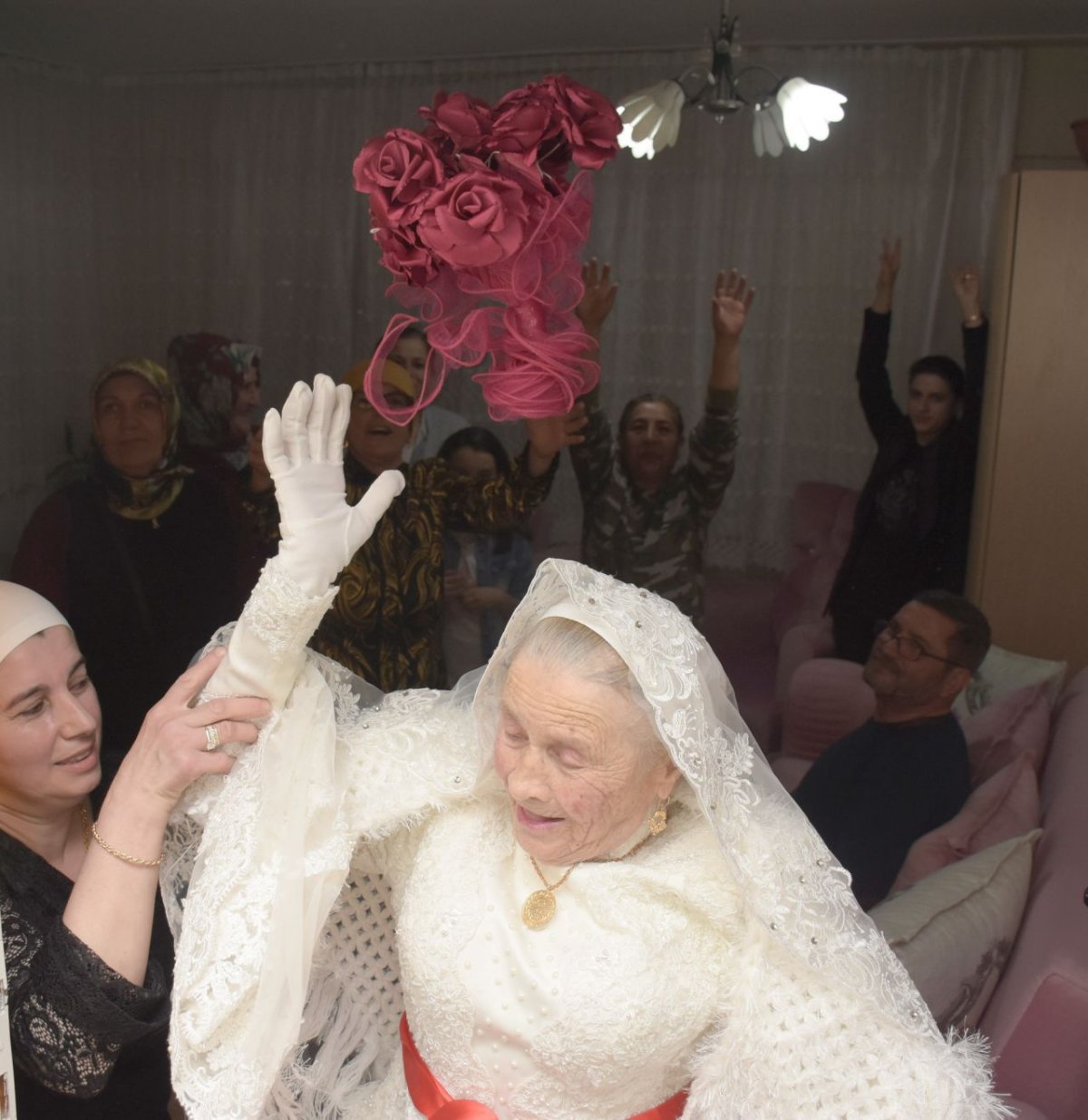 2 Бабушки в свадебном платье