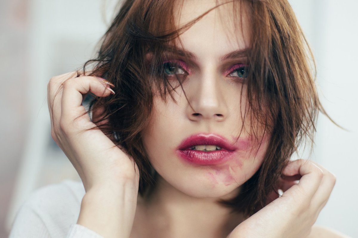 Женщина размазанная помада