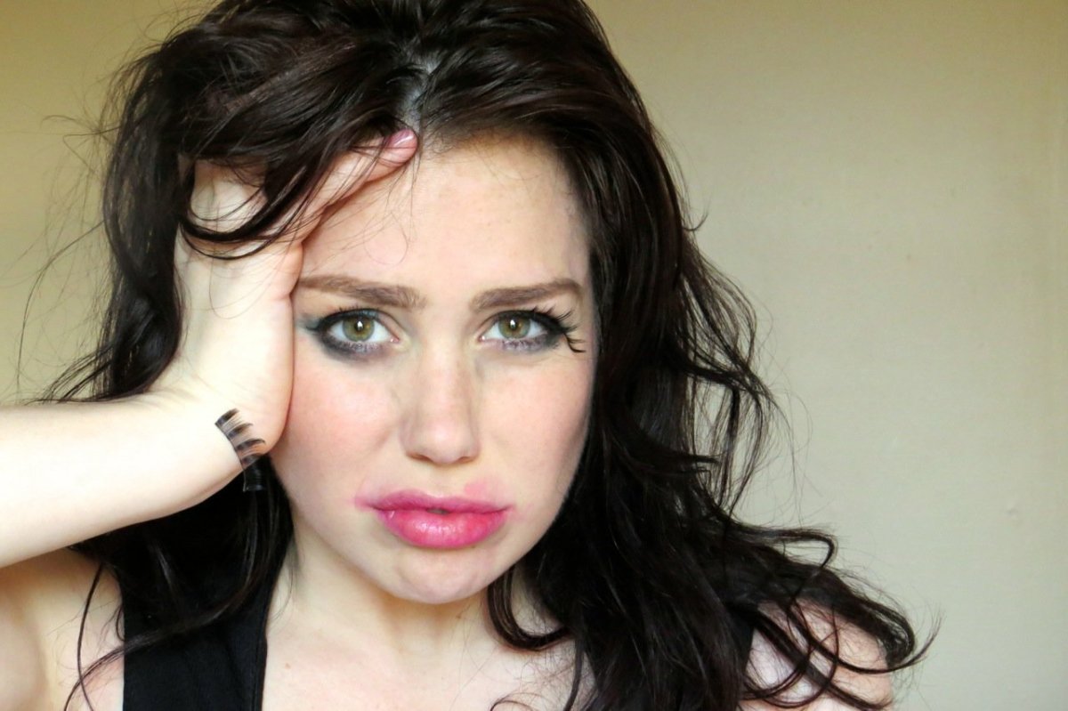 Девушка с размазанной помадой