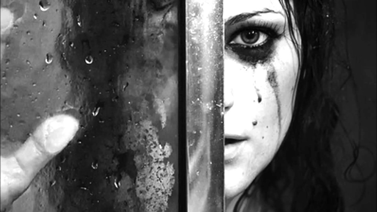 Девушка с потекшей тушью плачет