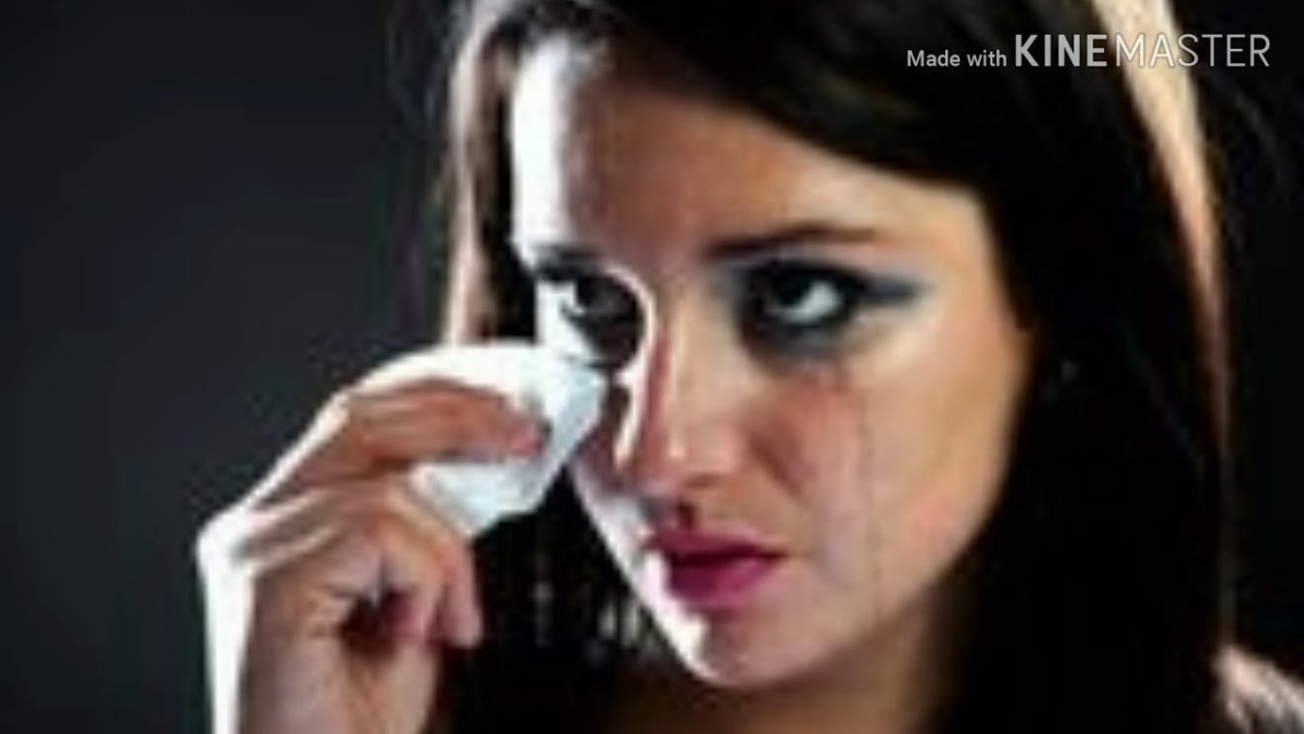 Плачущая девушка с макияжем