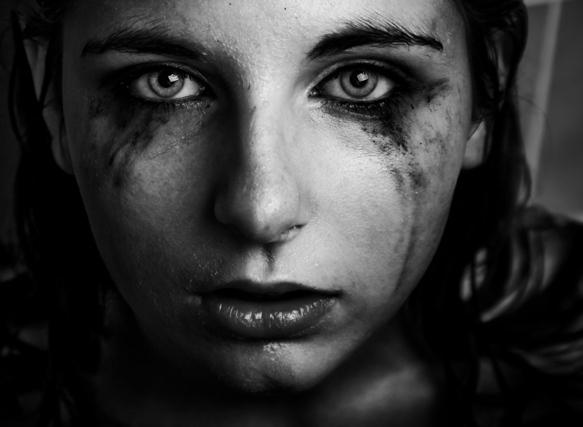 Девушка с потекшей тушью