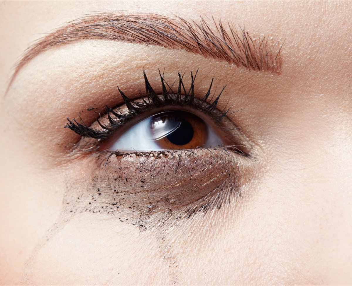 Тушь размазалась под глазами