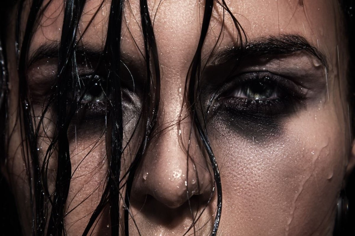 Девушка с размазанными глазами