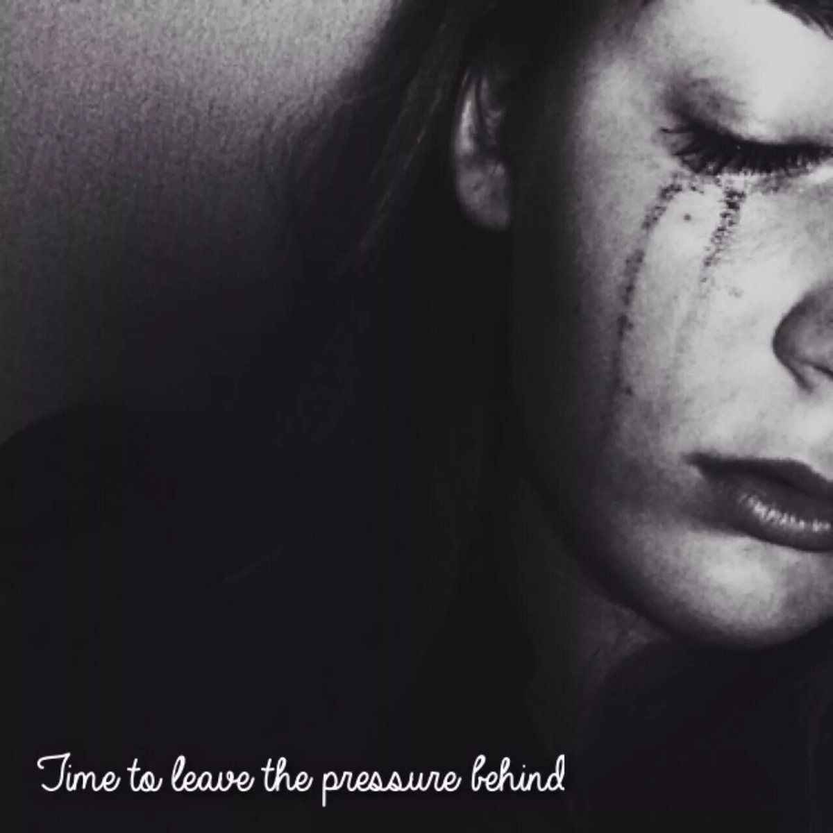 Девушка плачет в темноте