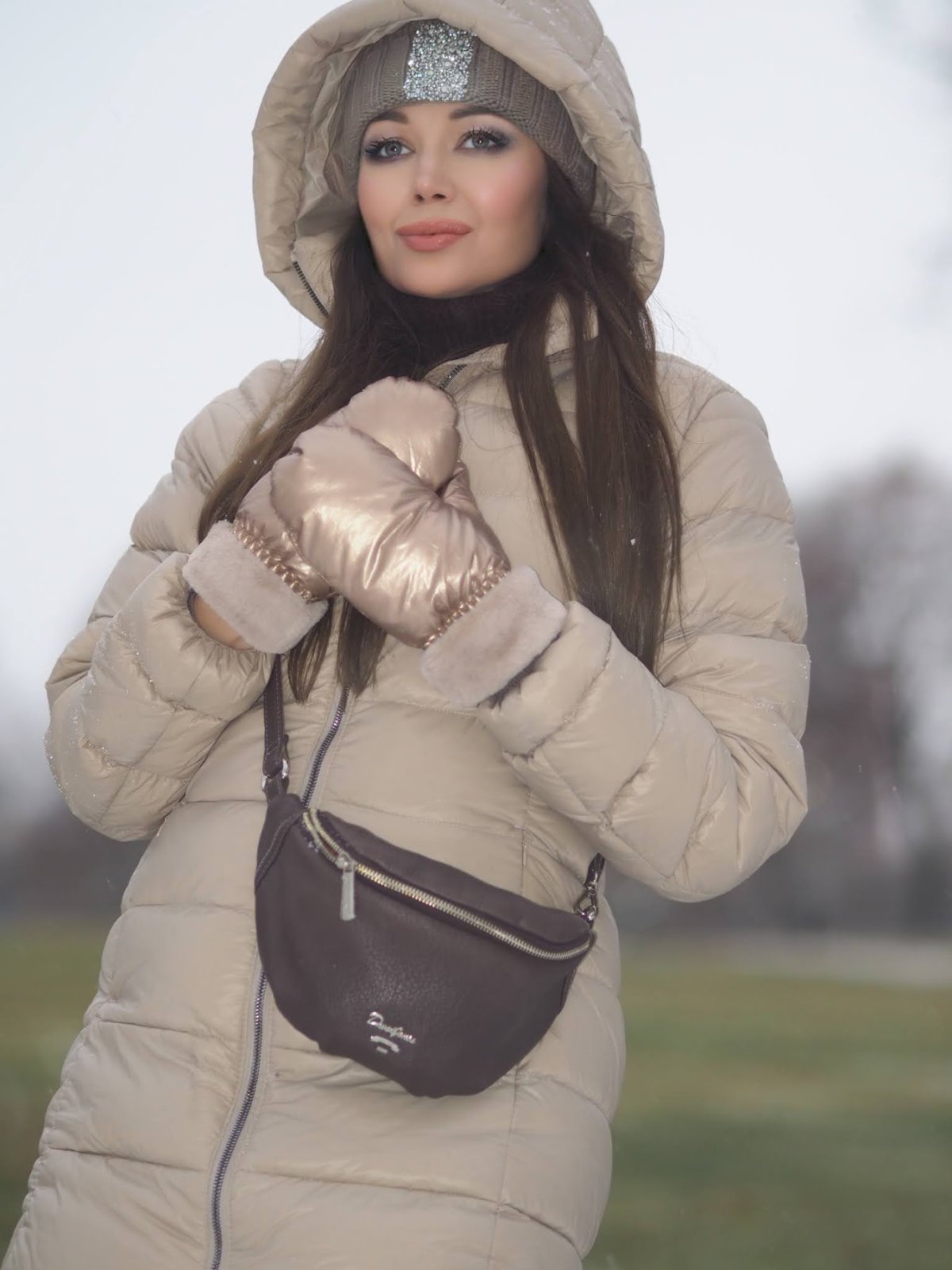 Образ с бежевым пуховиком