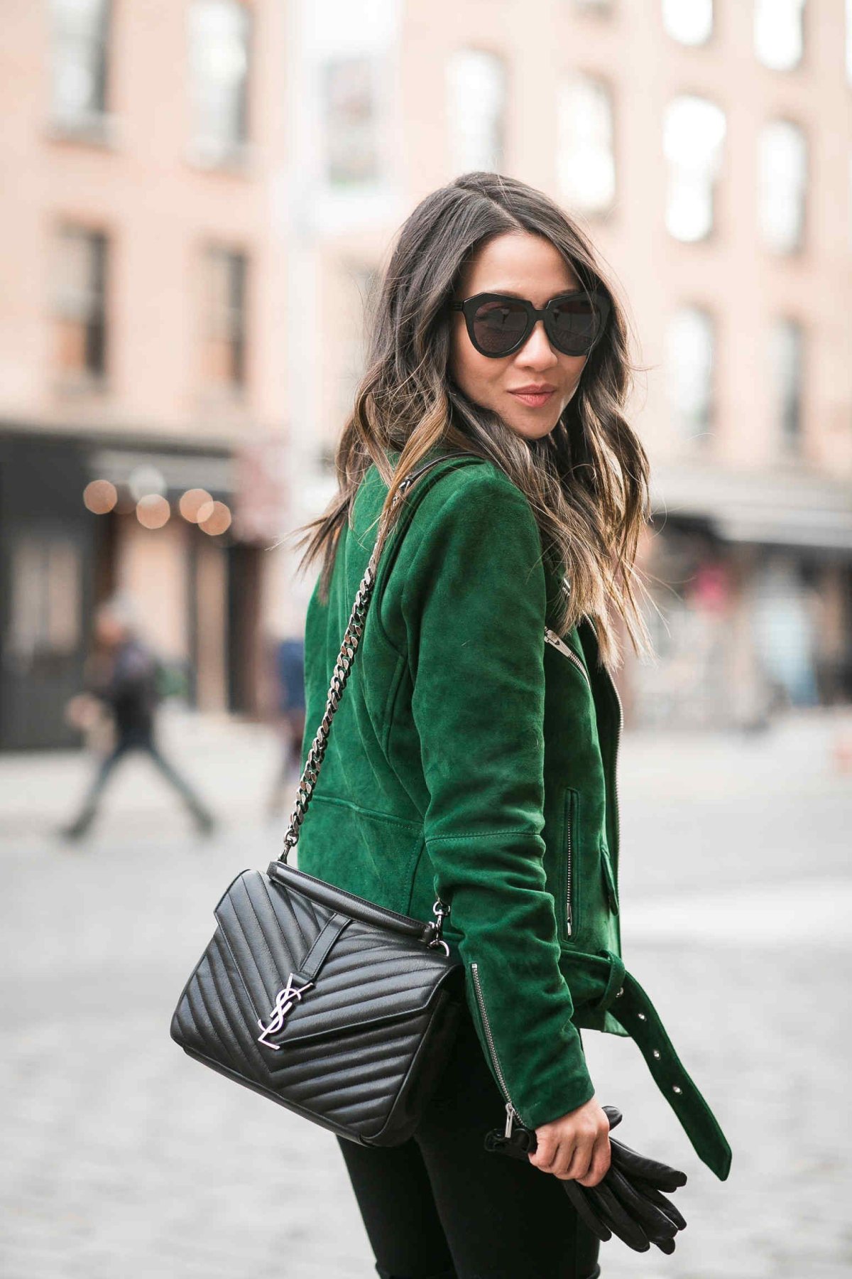 Стильный образ с зеленым пиджаком